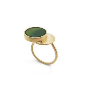 elegant guldring med grøn jade