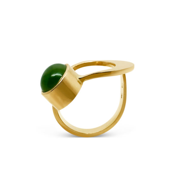 guldring med mørkegrøn jade
