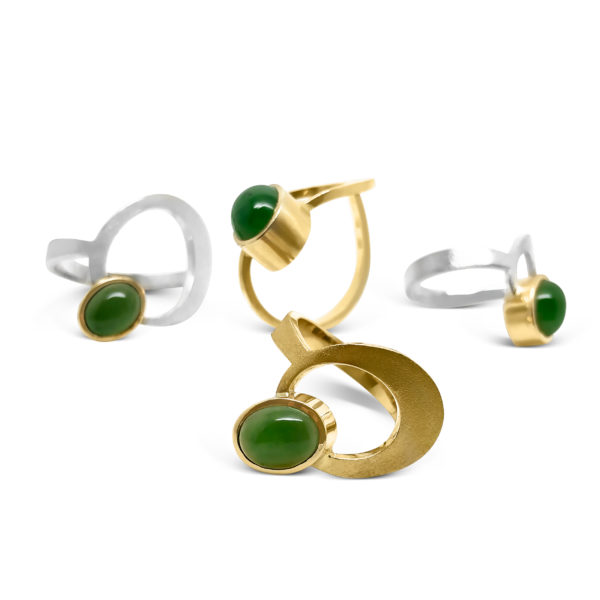 ringe i guld og sølv med grøn jade