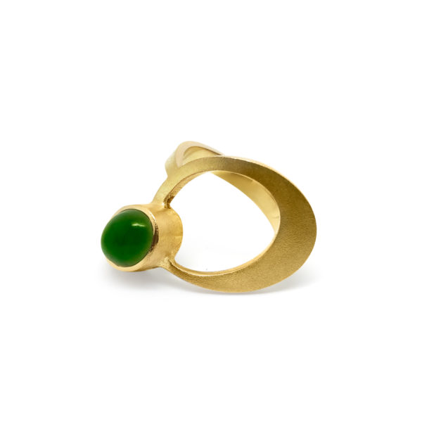 THE GRASS IS GREENER - stor guldring med oval, grøn jade - Billede 3