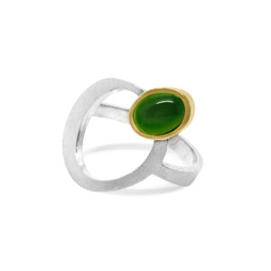 stor sølvring med guld og grøn jade