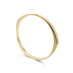 guldarmring i oval facon med blank overflade