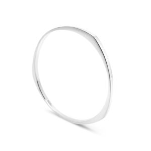 oval sølvarmring med blank overflade