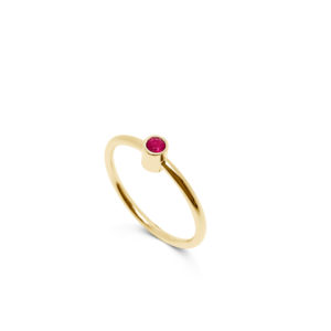 guldring med pink rubin i guldfatning