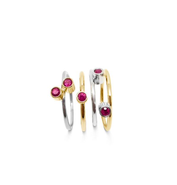 asymmetriske fingerringe i sølv og guld med pink ædelsten